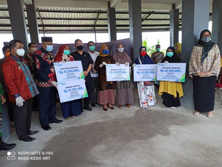 BPJS Ketenagakerjaan Serahkan Santunan Kematian dan Bantuan 1 Ton Beras Untuk Warga Terdampak Covid-19