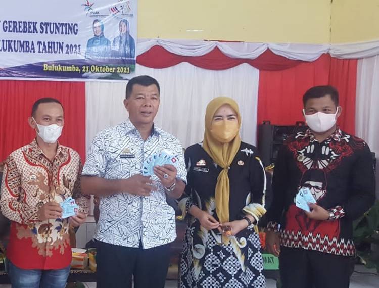 Disdukcapil Serahkan 224 Keping KTP dari Gadis Desa