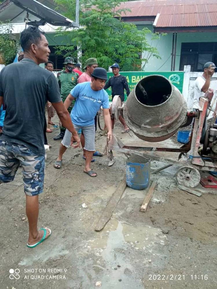 Warga Herlang Gotong Royong Perbaiki Jalanan