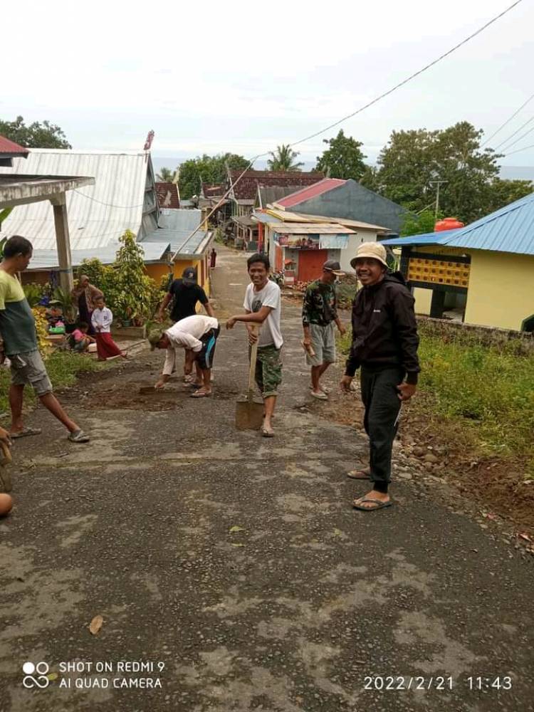 Warga Herlang Gotong Royong Perbaiki Jalanan