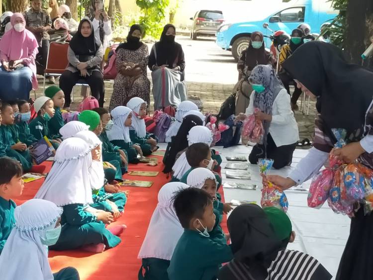 Kenalkan Literasi Sejak Dini, Murid TK Ikuti Terong Pustaka