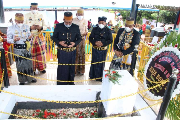 Bupati dan Wabup Bone Ziarah ke Makam Raja Bone ke-9 Lapattawe di Bulukumba