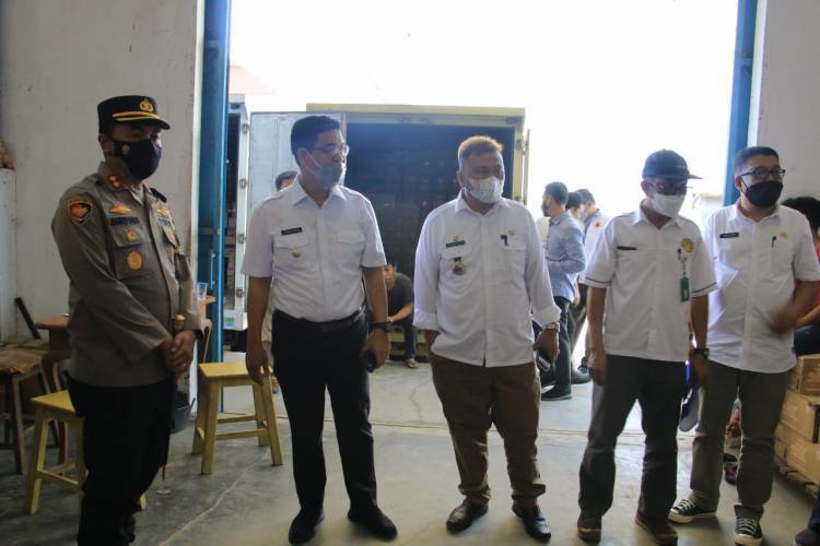 BERITA PPID  Bersama Kapolres, Wabup Edy Manaf Pantau Ketersediaan Minyak Goreng