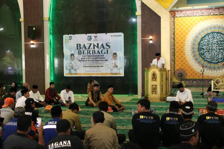Usai Dilantik, Baznas Bulukumba Berbagi dengan Petugas Kebersihan dan Tim Pengendali Banjir