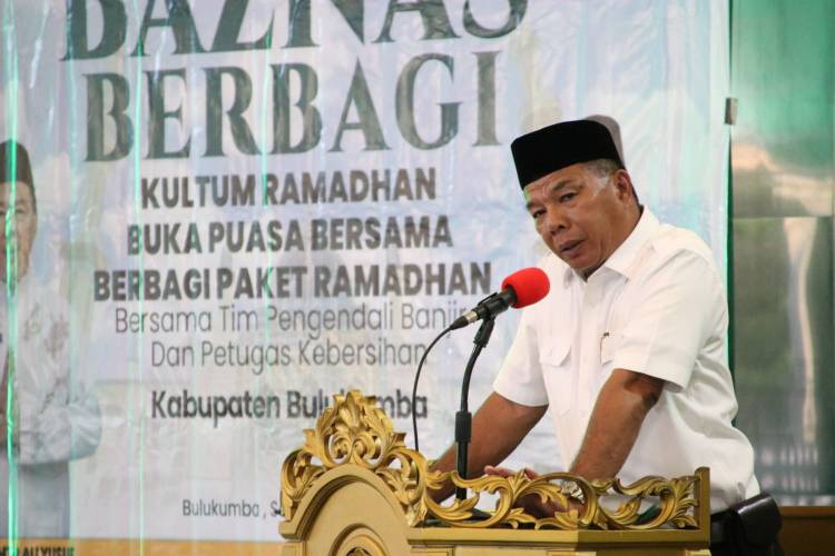 Usai Dilantik, Baznas Bulukumba Berbagi dengan Petugas Kebersihan dan Tim Pengendali Banjir