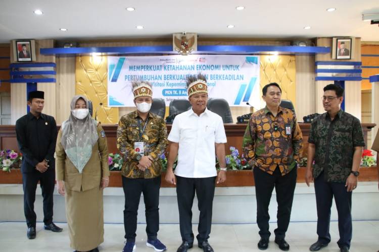 Terima Peserta Kepemimpinan Nasional, Andi Utta Dipasangkan Mahkota Papua 
