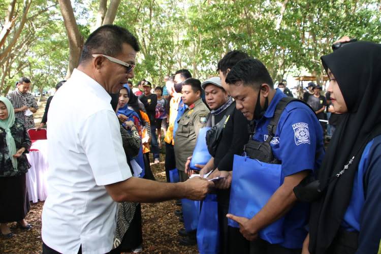Dinas Pertanian Ketahanan Pangan Bagikan Bahan Pangan kepada Tim Pengendali Banjir, Bupati Andi Utta Tambahkan Bonus
