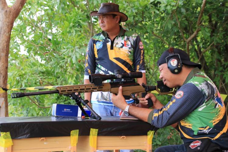 Momen Andi Utta Bidik Sasaran Tembak, Dua Kena, Satu Meleset