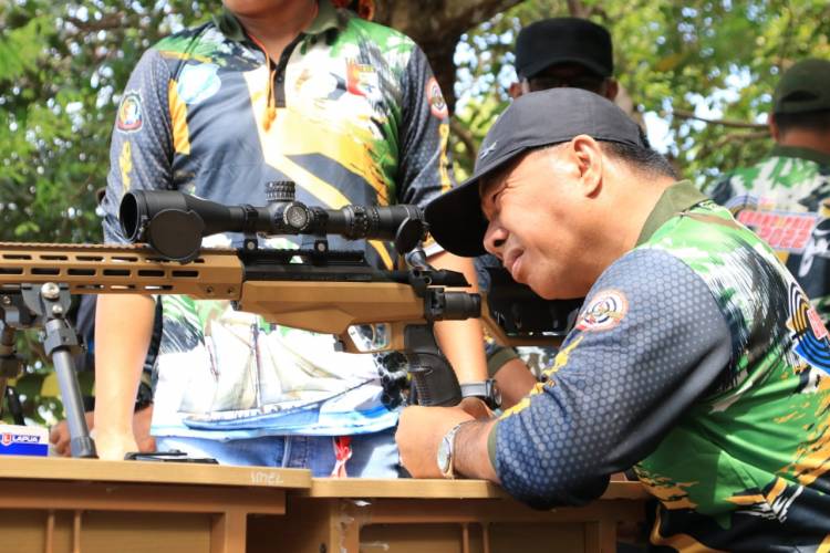Momen Andi Utta Bidik Sasaran Tembak, Dua Kena, Satu Meleset