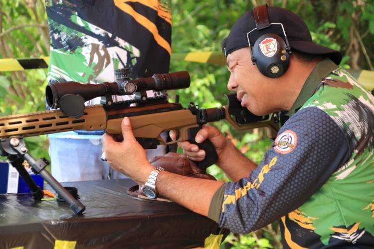 Momen Andi Utta Bidik Sasaran Tembak, Dua Kena, Satu Meleset