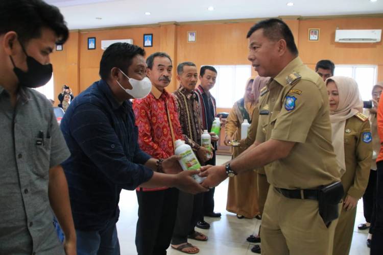 57 Gapoktan Terima Bantuan Pupuk Organik