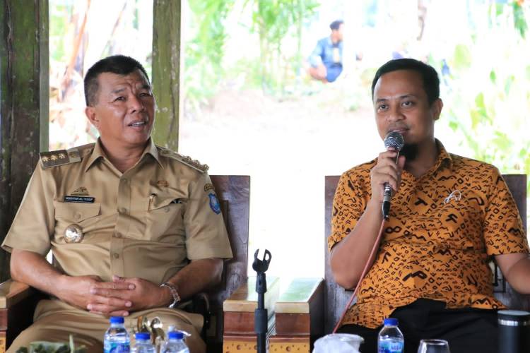 Bareng Bupati dan Wabup, Gubernur Andi Sudirman Tinjau Sawah yang Tanam ‘Mandiri Benih’ di Lahan Pertanian Warga 