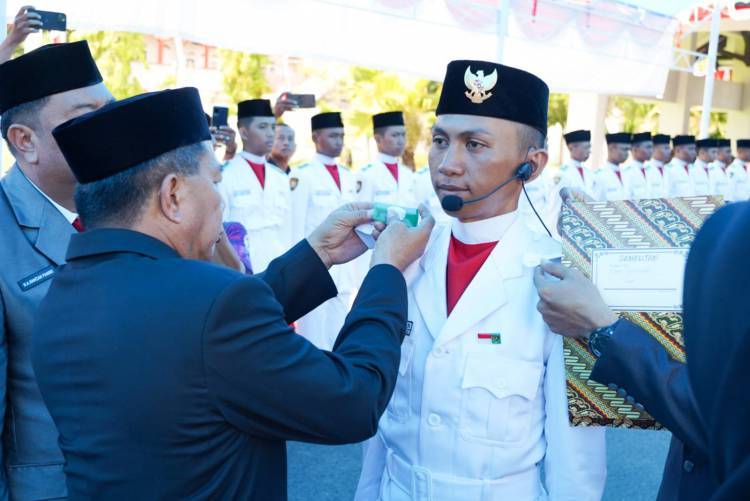Bupati Andi Utta Kukuhkan Pengibar Bendera HUT RI ke 77