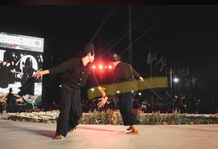 Saat Tari Budaya Kajang Tampil Memukau di F8 Makassar