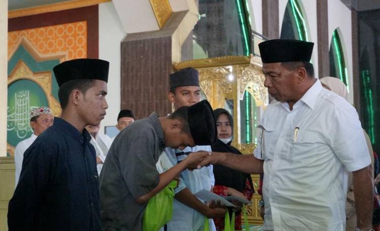 Bupati Andi Utta Serahkan Santunan kepada 377 Anak Yatim dan Dhuafa 