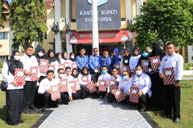 Pertama kali, Bupati Andi Utta Serahkan SK PPPK Nakes
