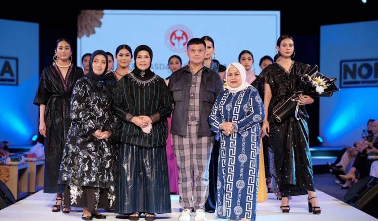 Kain Tenun Kajang dan Bira Tampil di Pekan Mode Nona Fashion Week 2022