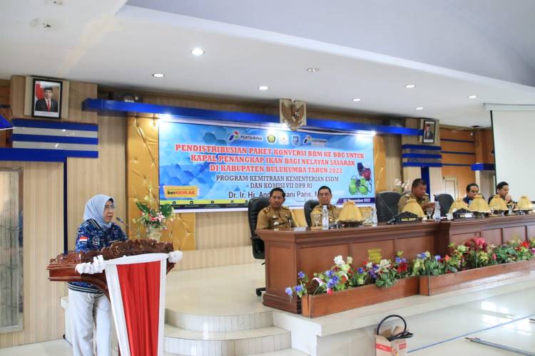 380 Nelayan Bulukumba Terima Bantuan Mesin BBG
