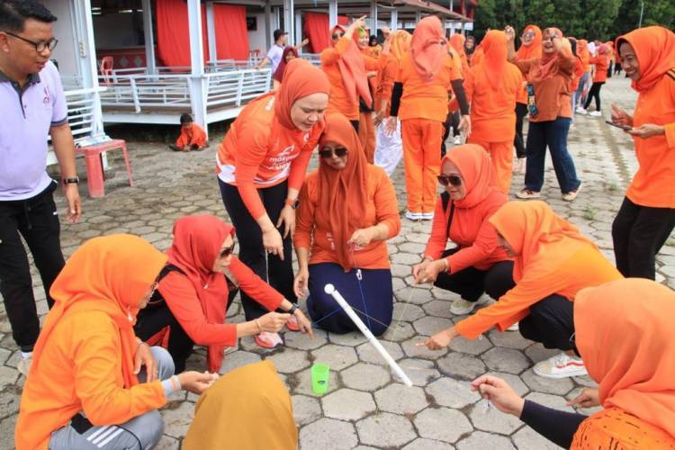 Momen Seru Permainan Kelompok dari Istri-istri Kades-Lurah di Bulukumba