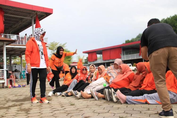 Momen Seru Permainan Kelompok dari Istri-istri Kades-Lurah di Bulukumba