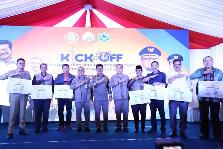Mentan SYL Kick Off Pengendalian PMK 2023, Bupati Andi Utta Terima Vaksin 118.300 Dosis