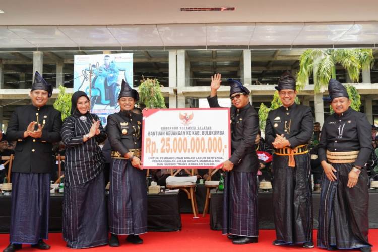 Hari Jadi Bulukumba, Gubernur Sulsel Serahkan Bantuan Keuangan Senilai Rp 25 M, untuk Pembangunan Kolam Labuh, Jalan, dan Subsidi Transportasi Darat