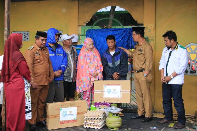 Wabup Edy Manaf Serahkan Bantuan Korban Kebakaran di Bentenge