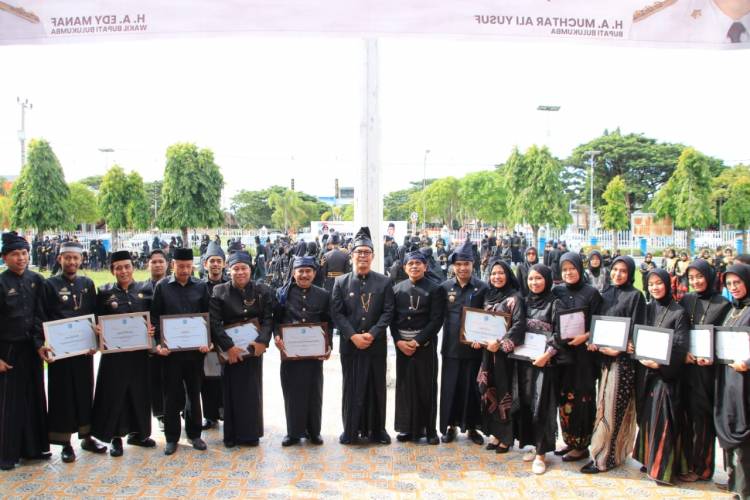Peringati Hardiknas, Jajaran Pemda Bulukumba Kenakan Pakaian Adat Hitam