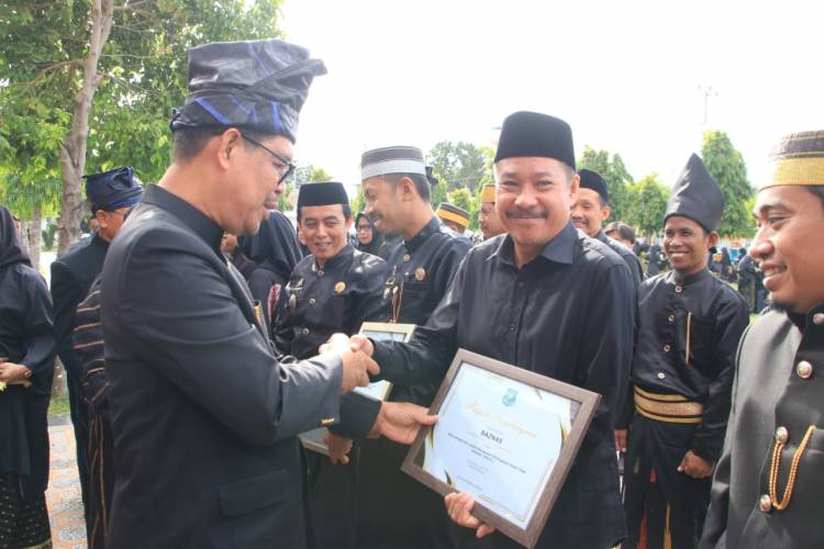 Peringati Hardiknas, Jajaran Pemda Bulukumba Kenakan Pakaian Adat Hitam