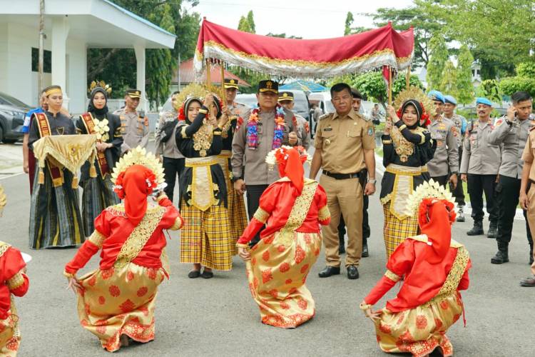 Kapolda Sulsel Tiba di Rujab Bupati Bulukumba, Disambut Tari Angnga