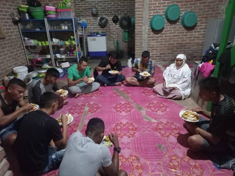 Jalin Kebersamaan, Personil Satgas TMMD Makan Malam Bersama di Rumah Warga 