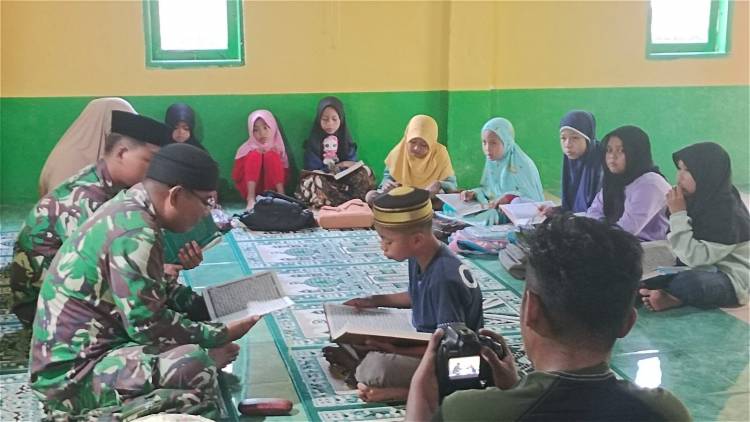 Tanamkan Nilai Agama Sejak Dini, Satgas TMMD Ajari Anak-anak Mengaji