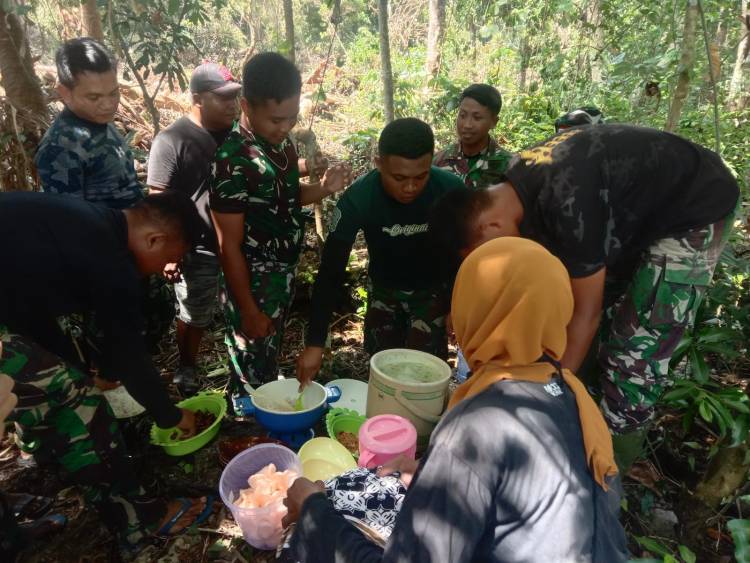 Dukung Program TMMD, Kaum Ibu Bawakan Makanan untuk Satgas 