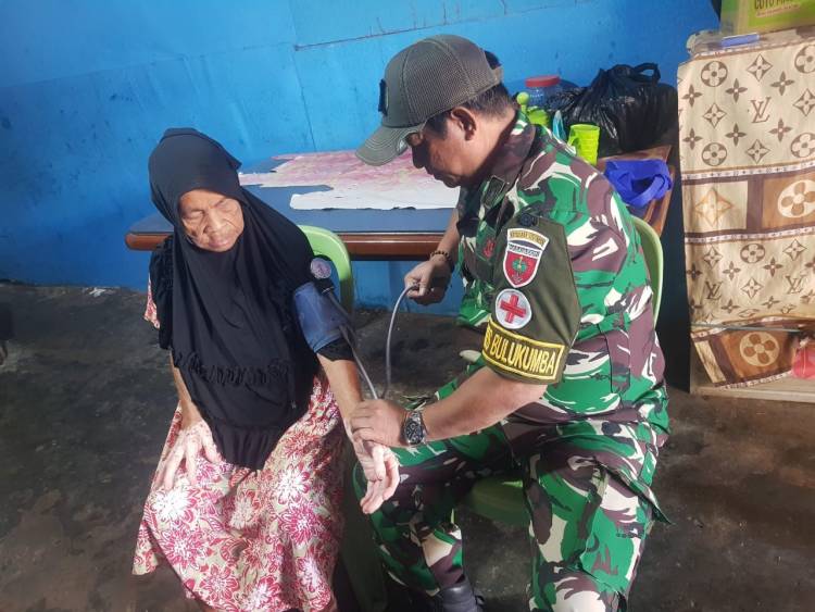 Satgas TMMD Kodim 1411/Blk Gelar Layanan Kesehatan Door To Door bagi Warga Kelurahan Tanah Lemo