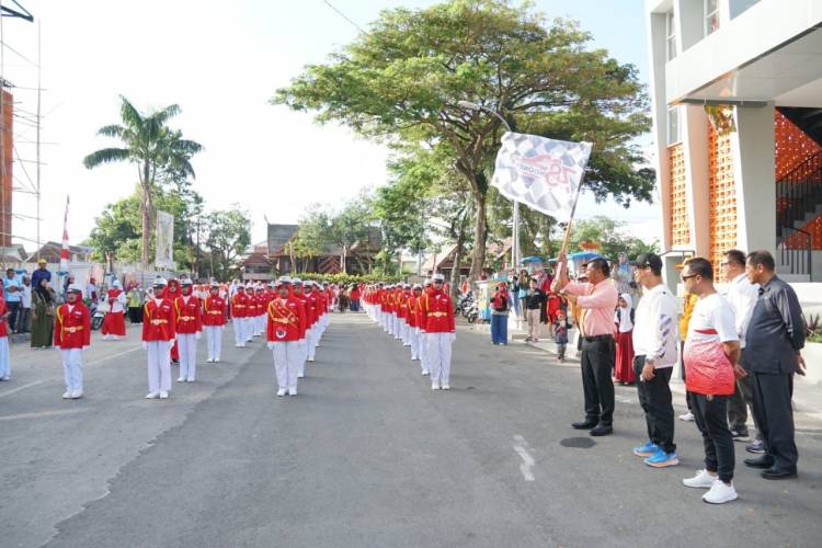 Bupati Andi Utta Lepas Peserta Gerak Jalan HUT Kemerdekaan