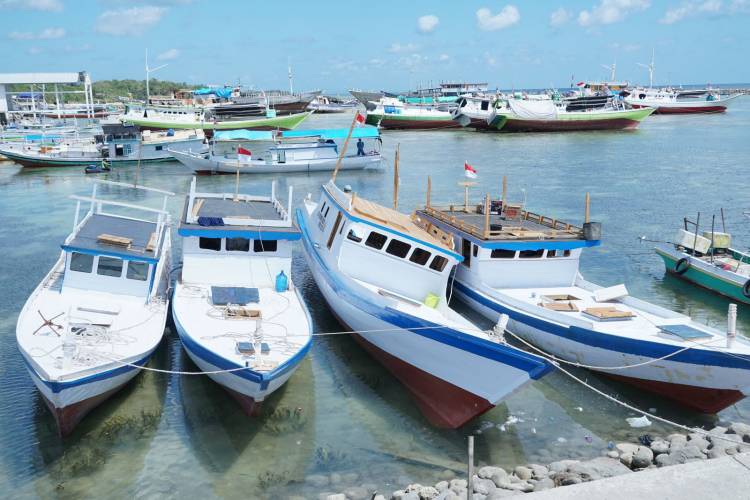 Pj Gubernur Sulsel Serahkan Bantuan Kapal Penangkap Ikan, Semua Dibuat di Bulukumba