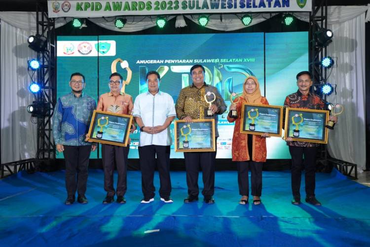 Bupati Bulukumba Terima Penghargaan KPID Sebagai Kepala Daerah Peduli Penyiaran