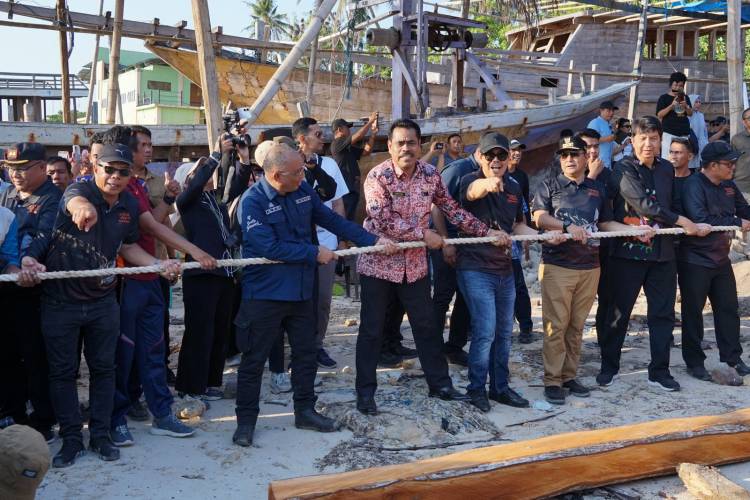 Pj Gubernur Bahtiar Ikut Annyorong Lopi, Kepala OJK: Tradisi yang Menggambarkan Kebersamaan dan Gotong Royong