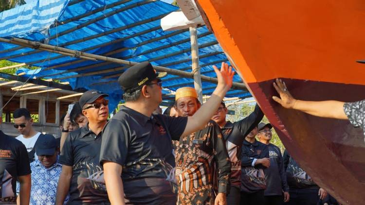 Pj Gubernur Bahtiar Ikut Annyorong Lopi, Kepala OJK: Tradisi yang Menggambarkan Kebersamaan dan Gotong Royong