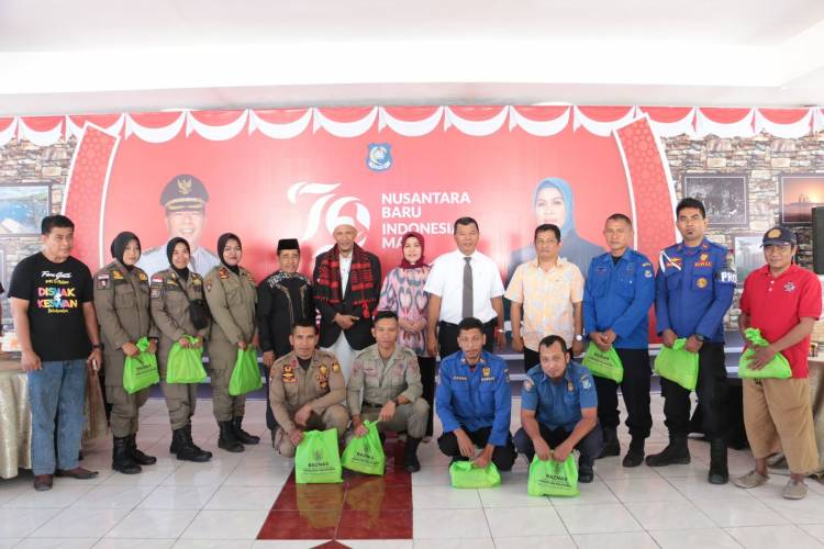 Jumat Berkah, Ratusan Personil Satpol dan Damkar Terima Bahan Pokok 