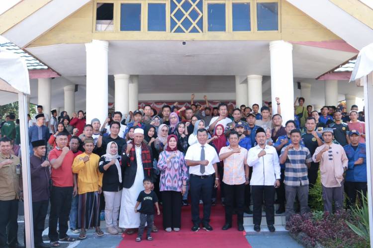 Jumat Berkah, Ratusan Personil Satpol dan Damkar Terima Bahan Pokok 