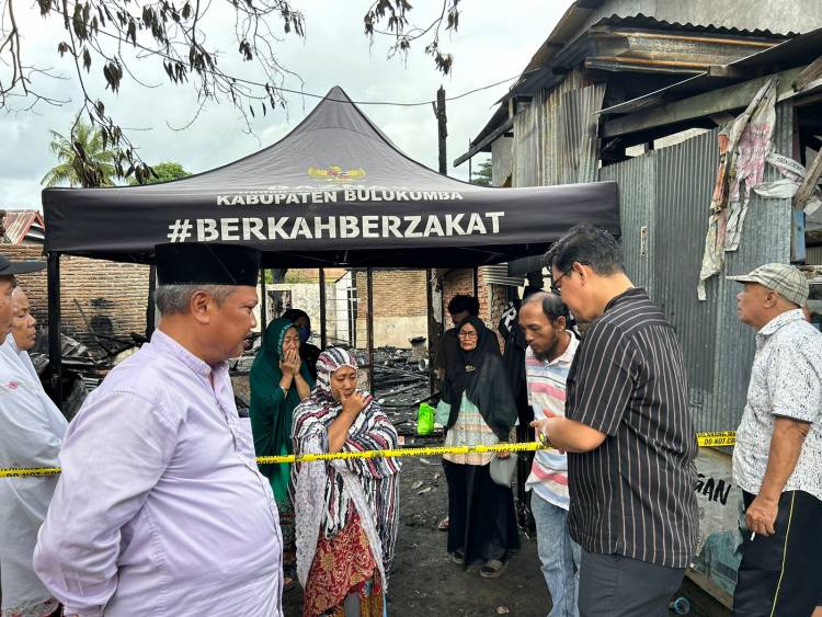 Wabup Andi Edy Manaf Serahkan Bantuan Kepada Korban Kebakaran Jalan Kedondong
