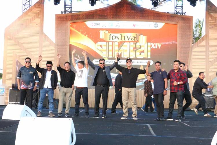 Andi Utta Persembahkan Lagu di Pembukaan Festival Pinisi 2024