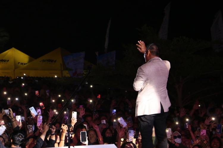Ribuan Warga Kunjungi Pantai Merpati Selama Festival Pinisi 2024