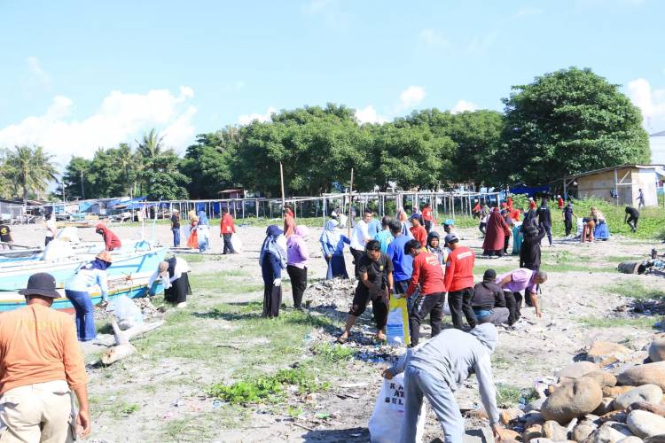 Peringati Hari Lingkungan Hidup Sedunia, Pemkab Bulukumba Gelar Aksi Bersih Pantai