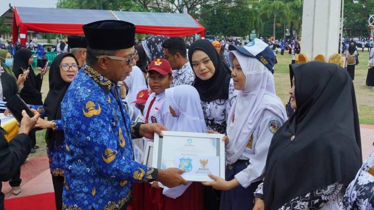 Tahun Ajaran Baru, Siswa Baru SD dan SMP di Bulukumba Terima Baju Seragam Gratis