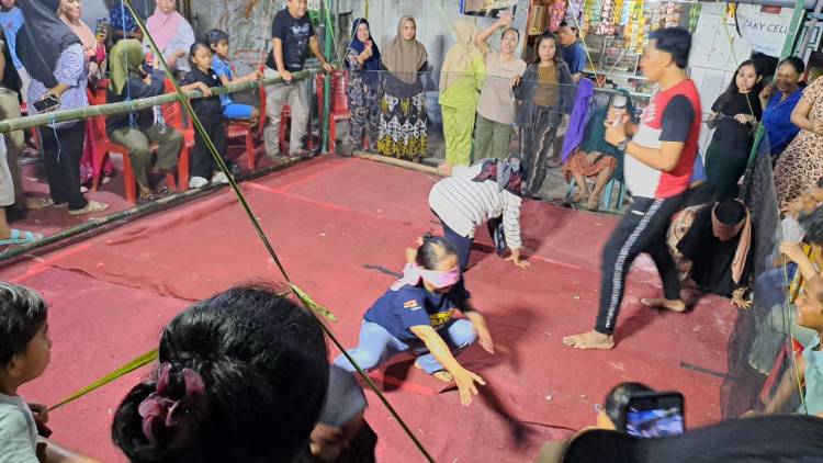 Keseruan Lomba Tangkap Bebek Tutup Semarak HUT RI ke-80 di Kampung Gadde Bulukumba