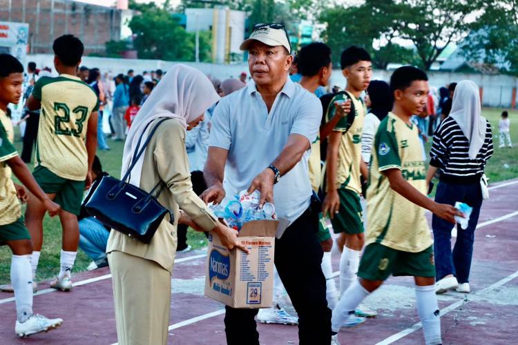 Usai Tutup Liga Pelajar Indonesia, Bupati Andi Utta Pungut Sampah di Stadion