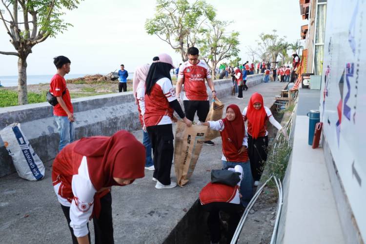 Aksi Bersih Pantai Warnai Festival Pinisi Bulukumba, 3,9 Ton Sampah Terkumpul
