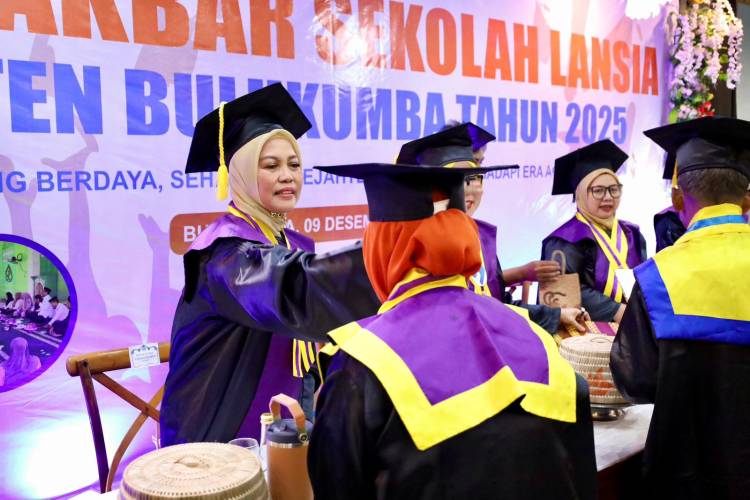 Ratusan Lansia Ikut Wisuda di Bulukumba